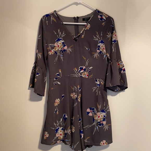 NWT Gray Floral Shorts Fall Romper - Picture 3 of 4